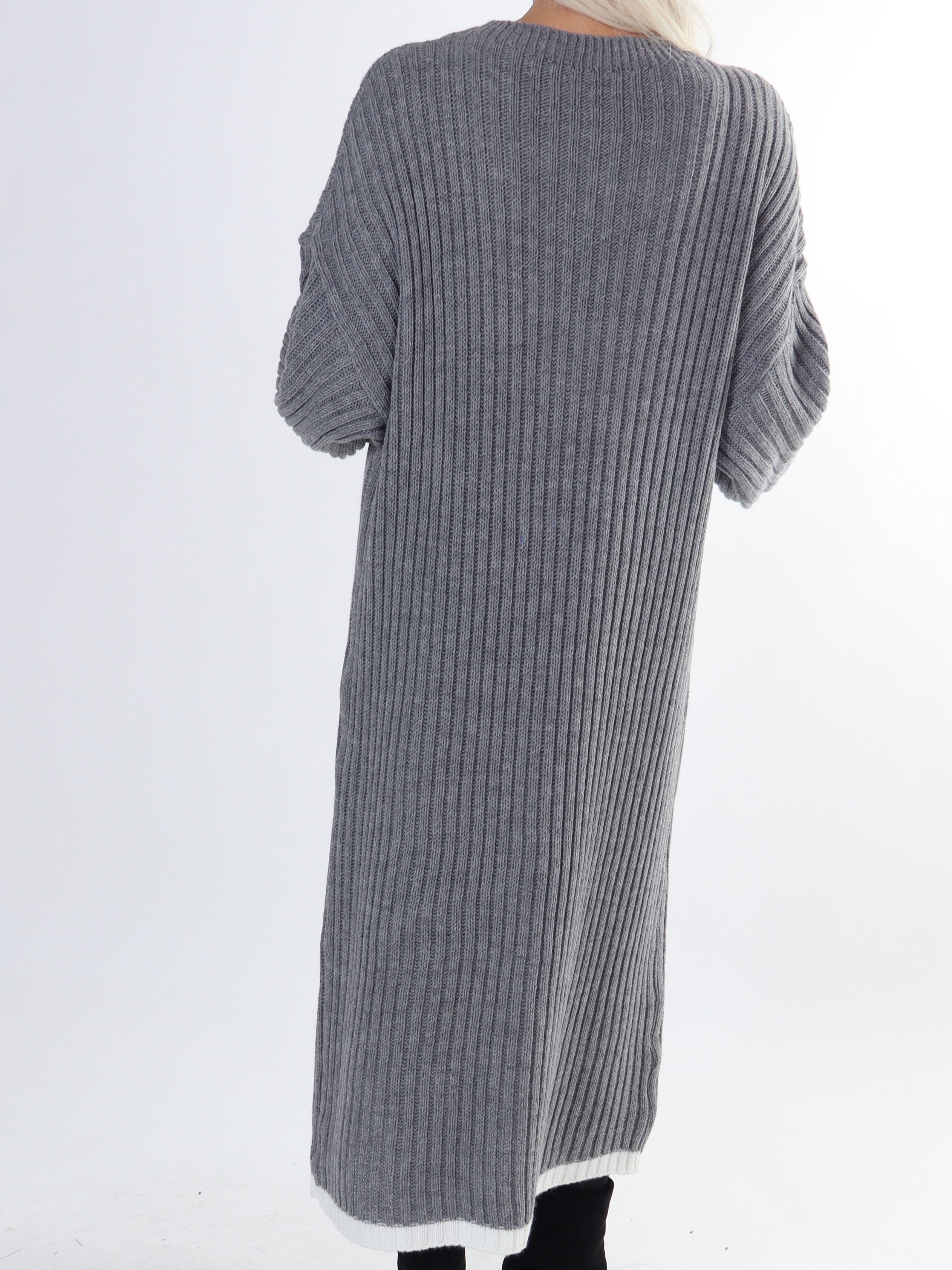 Ramona - Lang plus size strikkjole med farvet kanter